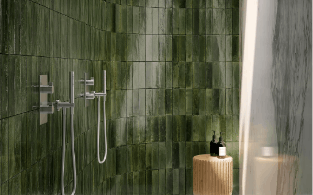 Moderni tummanvihreä laatoitettu kylpyhuone